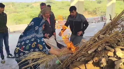 बेटी ने मां की चिता को मुखाग्नि देकर निभाया बेटे का धर्म, 14 साल तक की मां की सेवा; माहौल हुआ भावुक