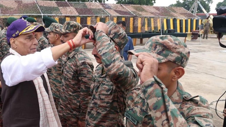 Army Day 2026: वर्दी बदलती है, पर जज्बा नहीं", आर्मी डे पर पूर्व सैनिकों के जज्बे को राजनाथ सिंह का सलाम