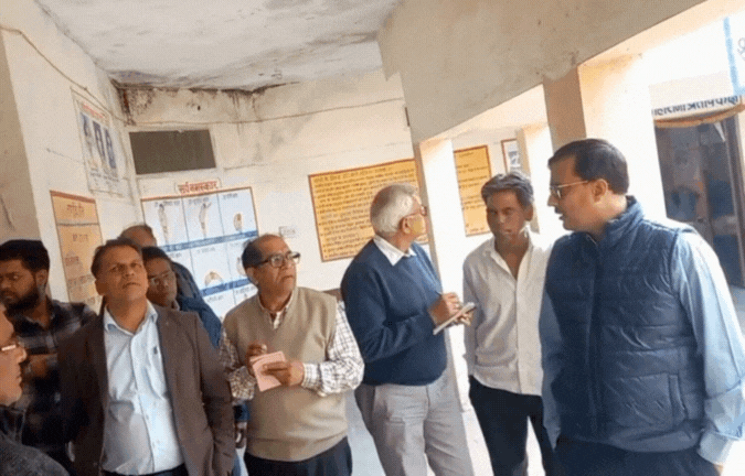 'दो जूते मारूंगा तुमको मैं&hellip;' कलेक्टर ने टीचर को दी धमकी, सोशल मीडिया पर वायरल हुआ VIDEO