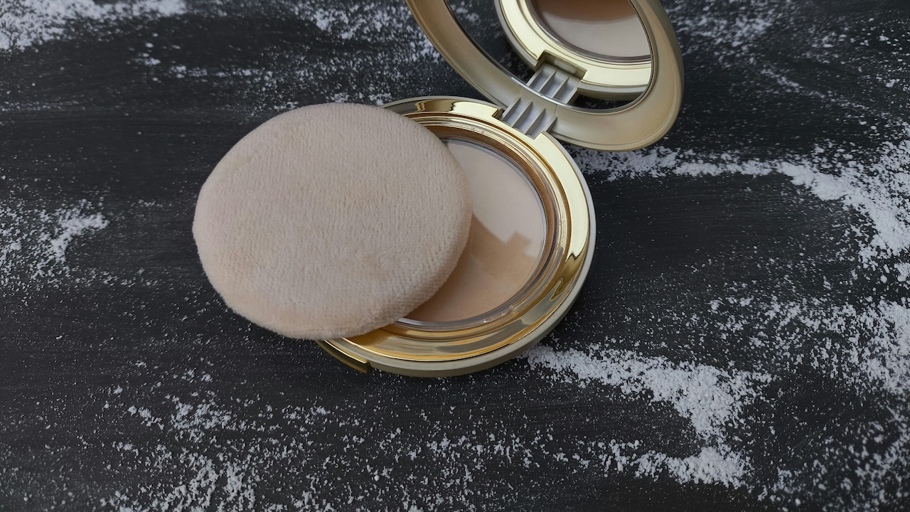 5 Long-Lasting Compact Powders That Will Not Cake Or Crease