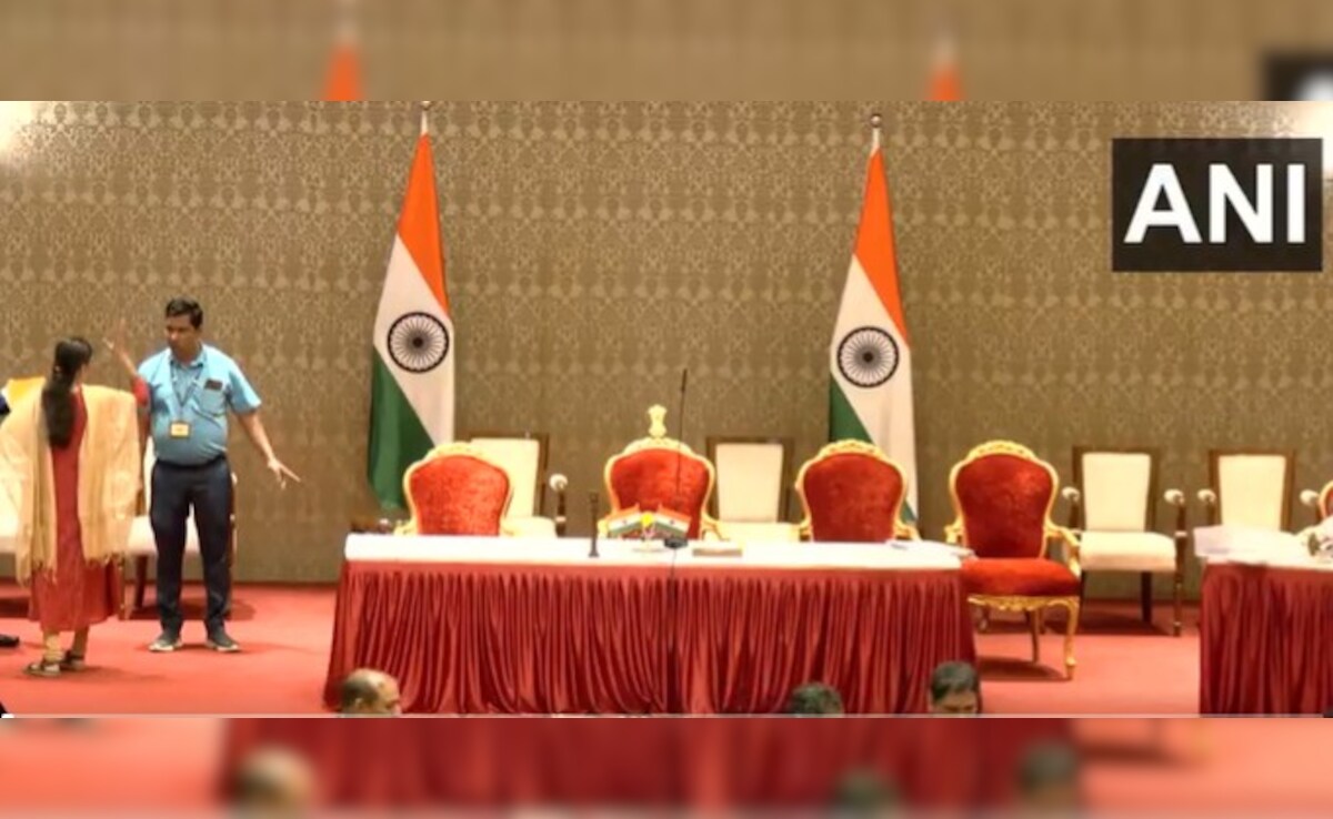 BREAKING NEWS : थोड़ी देर में डिप्टी CM की शपथ लेंगी सुनेत्रा पवार BREAKING NEWS : थोड़ी देर में डिप्टी CM की शपथ लेंगी सुनेत्रा पवार