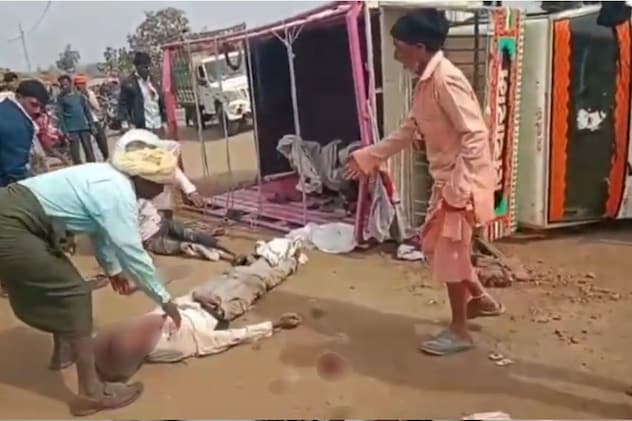 शादी की खुशी मातम में तब्दील: 30 लोगों से भरा पिकअप अनियंत्रित होकर पलटा, हादसे में 16 घायल
