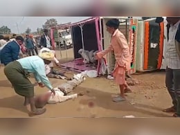 शादी की खुशी मातम में तब्दील: 30 लोगों से भरा पिकअप अनियंत्रित होकर पलटा, हादसे में 16 लोग घायल