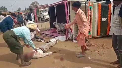 शादी की खुशी मातम में तब्दील: 30 लोगों से भरा पिकअप अनियंत्रित होकर पलटा, हादसे में 16 लोग घायल