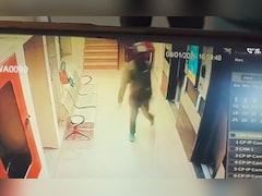 ग्रेटर नोएडा: लिफ्ट के अंदर बुजुर्ग महिला से चेन छीनने की कोशिश, हेलमेट पहने बदमाश फरार