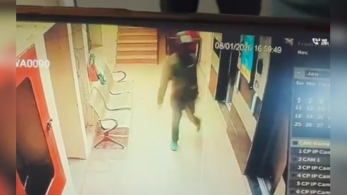 ग्रेटर नोएडा: लिफ्ट के अंदर बुजुर्ग महिला से चेन छीनने की कोशिश, हेलमेट पहने बदमाश फरार