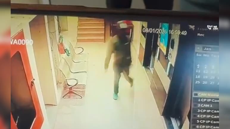 ग्रेटर नोएडा: लिफ्ट के अंदर बुजुर्ग महिला से चेन छीनने की कोशिश, हेलमेट पहने बदमाश फरार