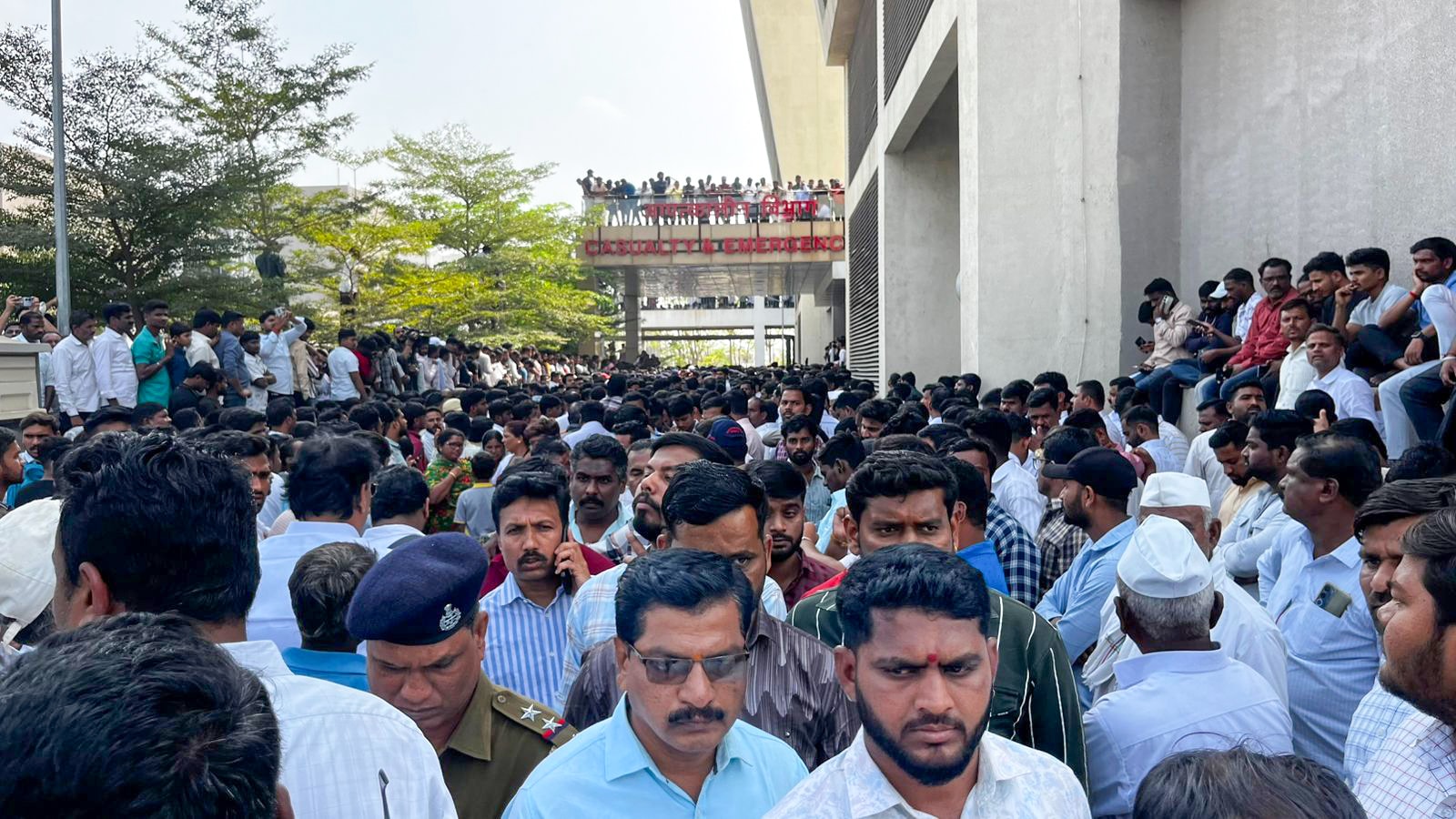 अजित पवार के निधन की बात सुनते ही हॉस्पिटल में ऐसी भीड़ जुटी.