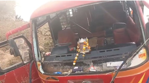 Khandwa Bus Accident: खंडवा में यात्रियों से भरी बस पलटी, 16 लोग घायल, 5 की हालत गंभीर; मौके पर मची चीख-पुकार
