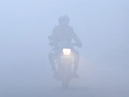 FOG Alert: दिल्ली&nbsp;NCR में&nbsp;आज&nbsp;घने कोहरे का कहर, सड़कों पर सफेद चादर, अगले 5 दिन बिगड़ा रहेगा मौसम