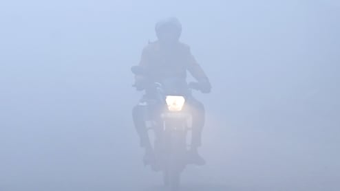 FOG Alert: दिल्ली&nbsp;NCR में&nbsp;आज&nbsp;घने कोहरे का कहर, सड़कों पर सफेद चादर, अगले 5 दिन बिगड़ा रहेगा मौसम