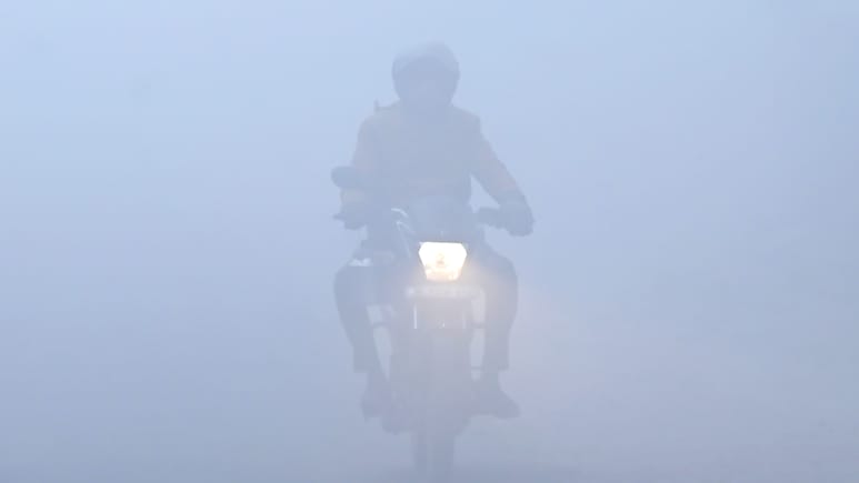 FOG Alert: दिल्ली&nbsp;NCR में&nbsp;आज&nbsp;घने कोहरे का कहर, सड़कों पर सफेद चादर, अगले 5 दिन बिगड़ा रहेगा मौसम