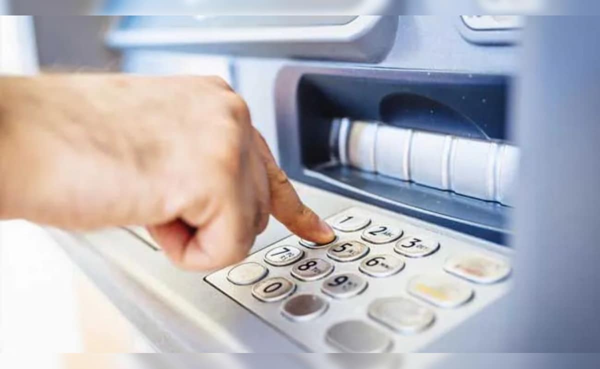 ATM से पैसे निकालने के बाद नहीं आया SMS? जान लें RBI का ये जरूरी नियम