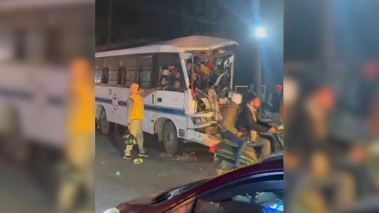 भिंड में बड़ा हादसा, तेज रफ्तार मिनी बस ने ट्रक को मारी जोरदार टक्कर, एक परिवार के 9 लोग घायल