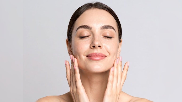 महंगे प्रोडक्ट्स लगाने से नहीं, आयुर्वेद का ये फॉर्मूला जान लो, नेचुरल तरीके से आएगा चेहरे पर निखार