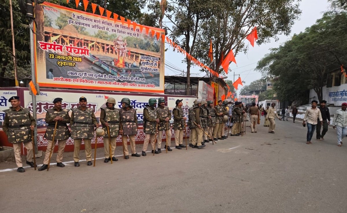 वसंत पंचमी और जुमा इस बार एक ही दिन पड़ा. इसे देखते हुए  सुप्रीम कोर्ट ने हिंदू समुदाय को सूर्योदय से सूर्यास्त तक पूजा करने और मुस्लिम समुदाय को दोपहर एक बजे से तीन बजे तक नमाज अदा करने की इजाजत दी थी. 