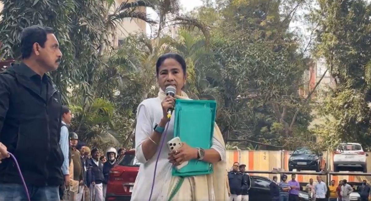 कोलकाता में जहां हुई ED रेड वहीं पहुंची ममता, नाराज होकर बोलीं- TMC के दस्तावेज उठा ले गए
