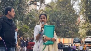 कोलकाता में चल रही ED की रेड, नाराज ममता बनर्जी भी वहां पहुंचकर बोलीं- TMC से जुड़े दस्तावेज ले गए