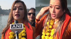 भगवा चोला उतारने से पहले हर्षा रिछारिया का नर्मदा स्नान, बताया- धर्म मार्ग छोड़ने के लिए किसने किया मजबूर