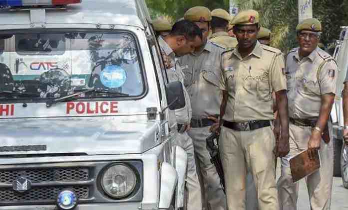 दिल्ली में 5 स्कूलों को मिली बम से उड़ाने की धमकी, जांच के बाद अफवाह निकली