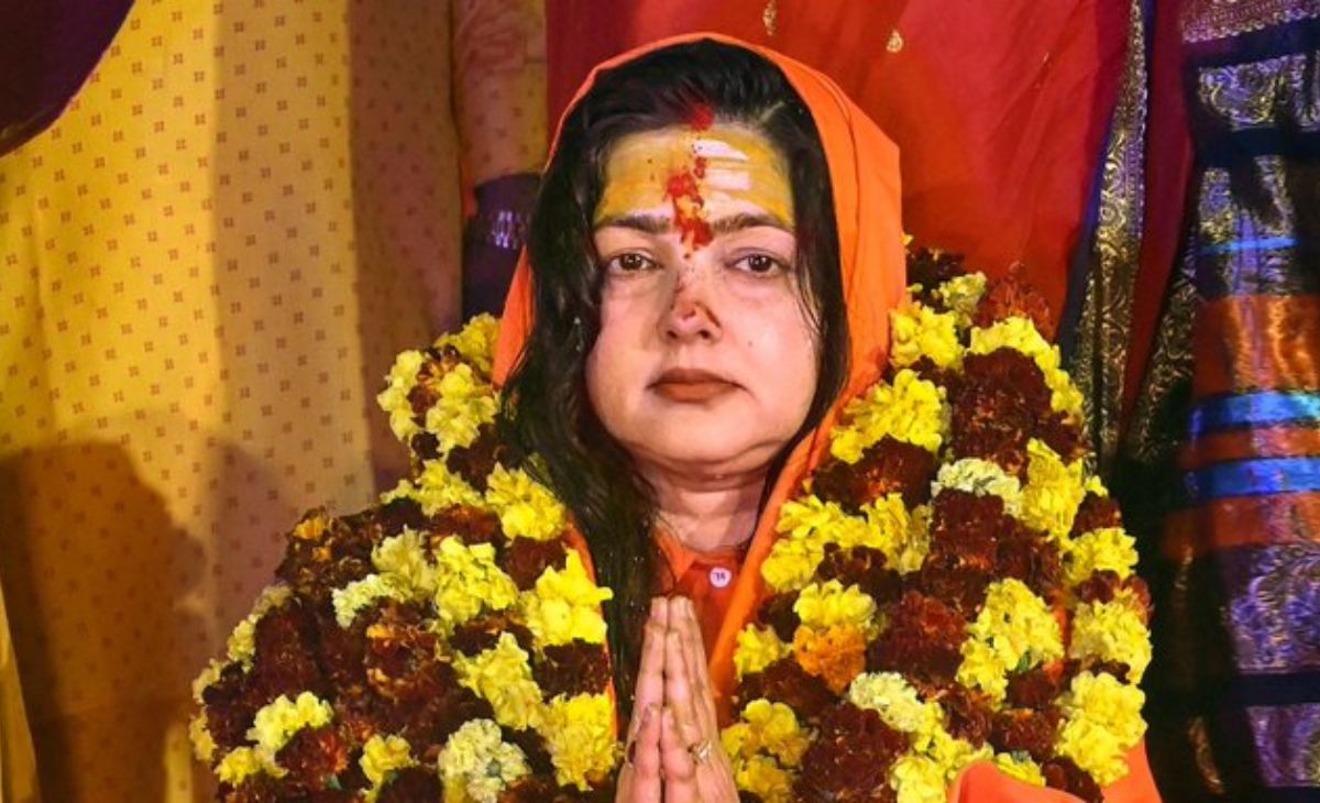 स्वामी अविमुक्तेश्वरानंद के खिलाफ बयानबाजी के चलते ममता कुलकर्णी पर गिरी गाज, किन्नर अखाड़े से निकाली गईं