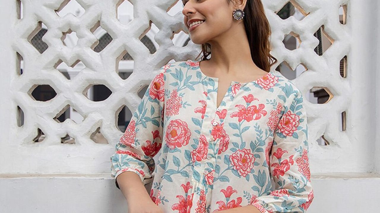 How to Style Long Tunics With Short Bottoms Without Ruining Proportions How to Style Long Tunics With Short Bottoms Without Ruining Proportions