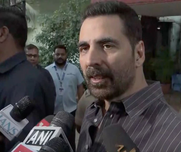 दो साल पहले भारतीय नागरिक बने थे अक्षय कुमार, सुबह-सुबह पहुंचे वोट डालने