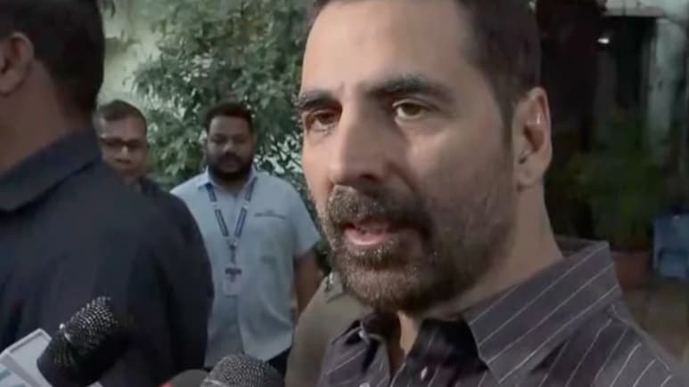 दो साल पहले भारतीय नागरिक बने थे अक्षय कुमार, सुबह-सुबह पहुंचे वोट डालने