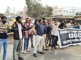 UGC के नए नियम पर रायसेन में बवाल: हिंदू समाज ने खुद को जंजीरों से बांधकर किया सड़क जाम, जमकर की नारेबाजी