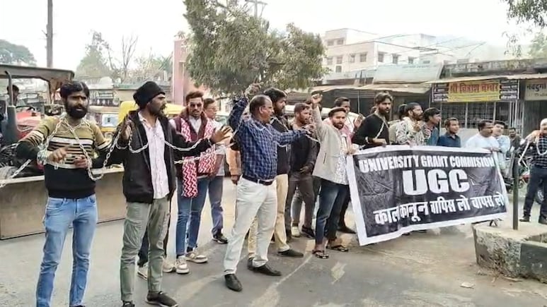 UGC के नए नियम पर रायसेन में बवाल: हिंदू समाज ने खुद को जंजीरों से बांधकर किया सड़क जाम, जमकर की नारेबाजी