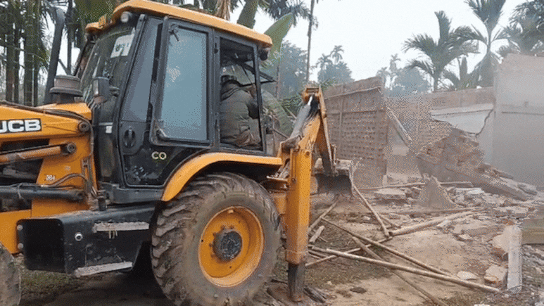 असम के होजाई में अवैध कब्जे पर गरजा बुलडोजर, 1200 से ज्यादा परिवारों का अतिक्रमण होगा ध्वस्त
