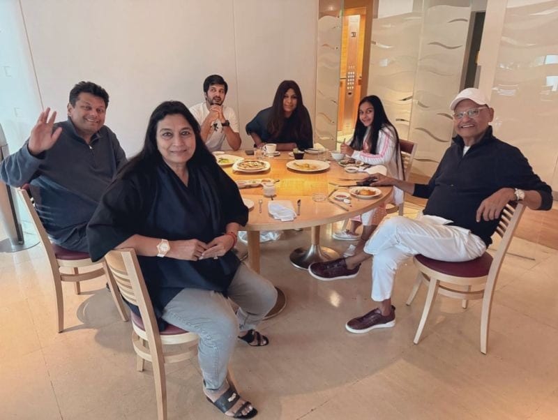 डिनर टेबल पर परिजनों के साथ अग्निवेश.