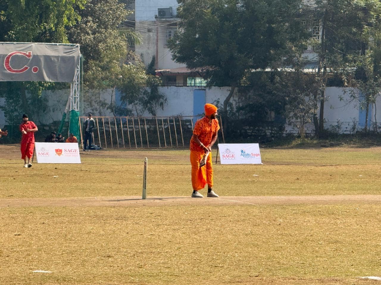 Dhoti Kurta Cricket Tournament: भोपाल में गुरुकुल के बच्चों का क्रिकेट टूर्नामेंट आयोजित किया गया है. खासियत ये है कि इसमें खिलाड़ी धोती-कुर्ते में मैदान में उतरे हैं और कमेंट्री संस्कृत में की जा रही है. 