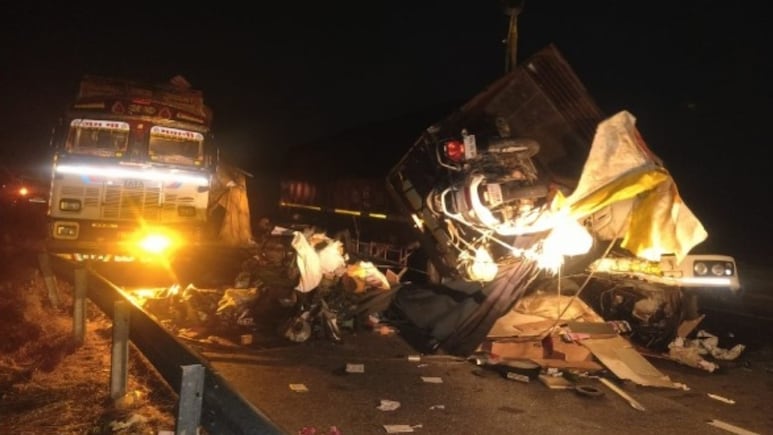 भारतमाला पर टेंपो पलटने के बाद मदद को दौड़े राहगीर, पीछे से आ रहे ट्रेलर ने 4 को कुचला; मौके पर ही मौत