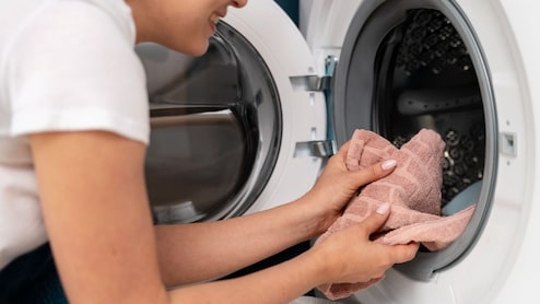 वॉशिंग मशीन में वूलन स्वेटर कैसे धोने चाहिए? ये रही 4 आसान टिप्स, नए जैसा रहेगा कपड़ा