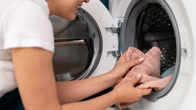 वॉशिंग मशीन में वूलन स्वेटर कैसे धोने चाहिए? ये रही 4 आसान टिप्स, नए जैसा रहेगा कपड़ा