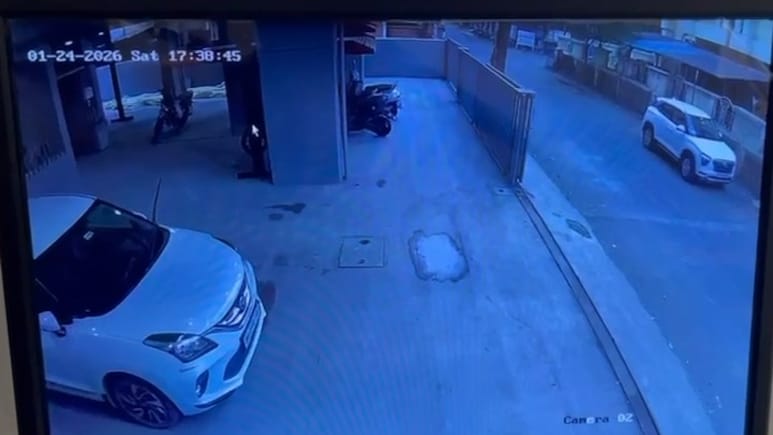 Nashik News: CCTV में कैद रफ्तार का कहर! सरकारी कर्मचारी के नाबालिग बेटे ने दो बाइक सवारों को कुचला