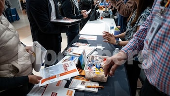 US Jobless Claims Steady at 200,000 In Sign Of Low Layoffs