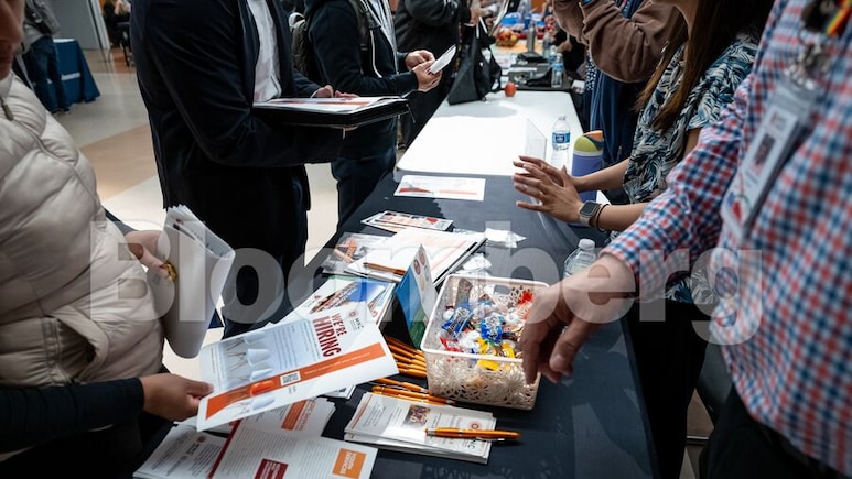 US Jobless Claims Steady at 200,000 In Sign Of Low Layoffs