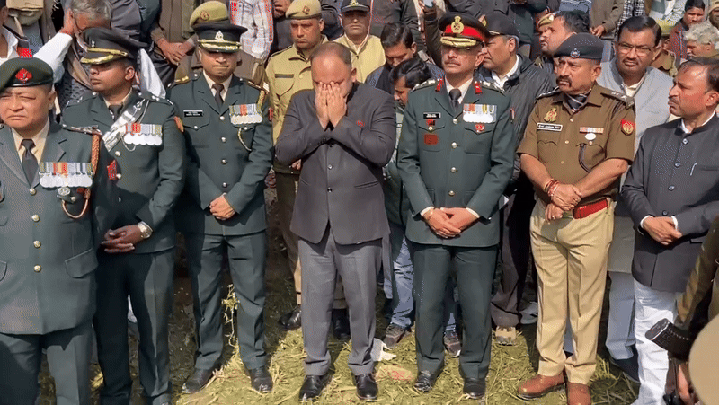 डोडा में शहीद जवान को एक साल के बेटे ने दी मुखाग्नि, ये देख रो पड़े हापुड़ डीएम