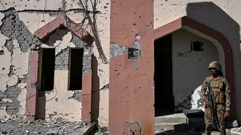 भूलकर भी पाकिस्तान न जाना... मुनीर से दोस्ती फिर ट्रंप सरकार ने अमेरिकियों को क्यों दे डाली ये चेतावनी