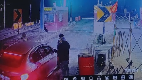 टोल टैक्स पर बवाल: उज्जैन के चकरावदा टोल पर कार सवारों ने कर्मियों को पीटा, युवक पर चाकू से हमला, CCTV वायरल&nbsp;