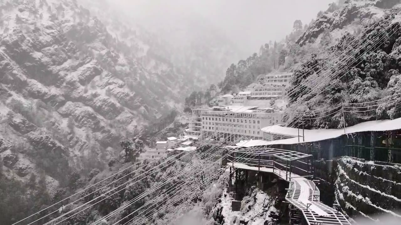 माता के भक्तों के लिए खुशखबरी, बर्फबारी से रुकी वैष्णो देवी यात्रा 8 घंटे बाद फिर शुरू