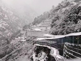 वैष्णो देवी यात्रा स्थगित, कटरा में भारी बारिश और भवन में बर्फबारी, जम्मू में मौसम बेहद खराब