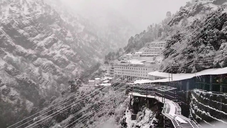 वैष्णो देवी यात्रा स्थगित, कटरा में भारी बारिश और भवन में बर्फबारी, जम्मू में मौसम बेहद खराब