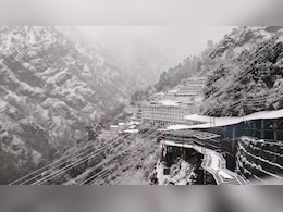 माता के भक्तों के लिए खुशखबरी, बर्फबारी से रुकी वैष्णो देवी यात्रा 8 घंटे बाद फिर शुरू