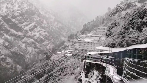 माता के भक्तों के लिए खुशखबरी, बर्फबारी से रुकी वैष्णो देवी यात्रा 8 घंटे बाद फिर शुरू