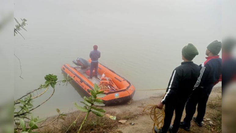 चंबल नहर में गिरी MPEB के AE की कार! ड्राइवर हुआ लापता, एई ने मुश्किल से बचाई जान