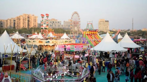 शुरू हो गया Surajkund Mela, मेले की टाइमिंग्स, सूरजकुंड मेले तक कैसे पहुंचें, ऑनलाइन टिकट कहां से खरीदें और नजदीकी मेट्रो स्टेशन कौन सा है (Complete Guide)
