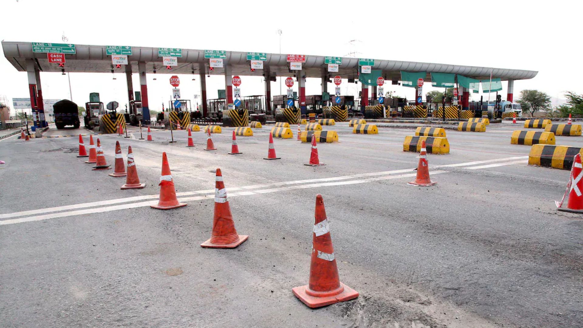 Karnataka Congress MLA Slams Toll Plaza Staff, Activists Say "VIP Culture"